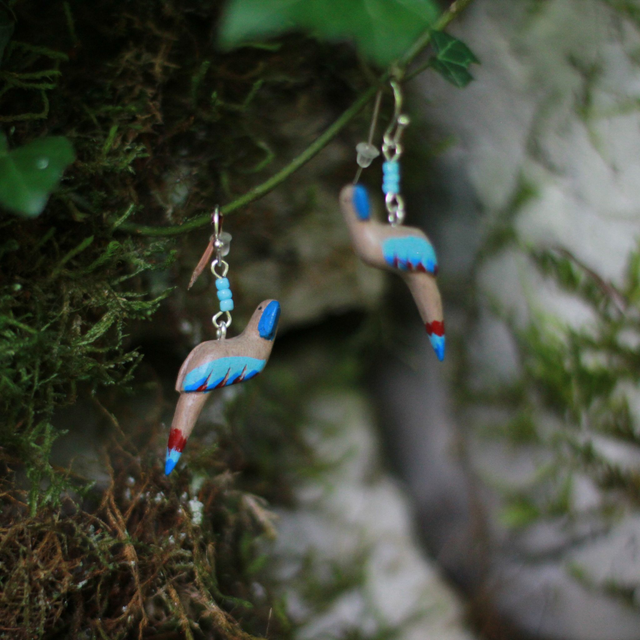 Perroquets - boucles d'oreilles en noyer sculpté au couteau 