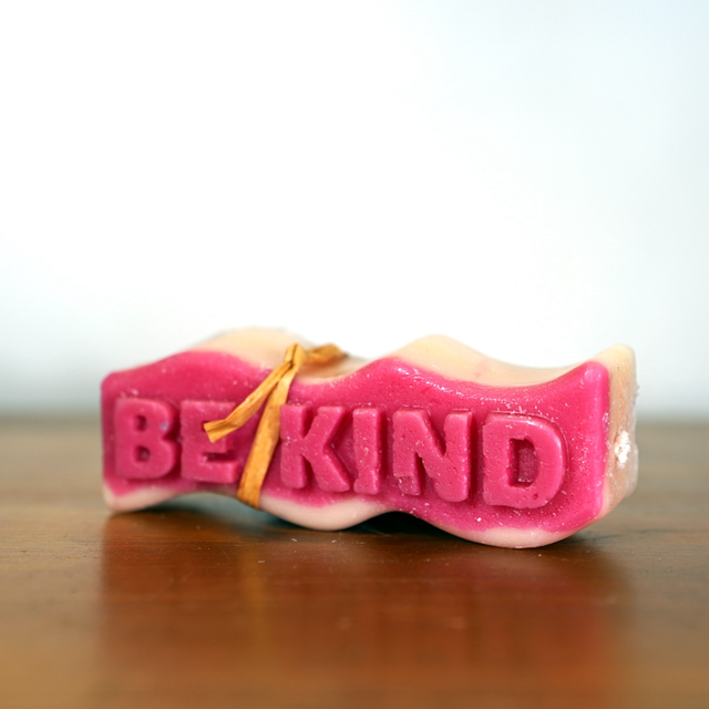 Be kind freestanding Candle Velvet & Peony Oud