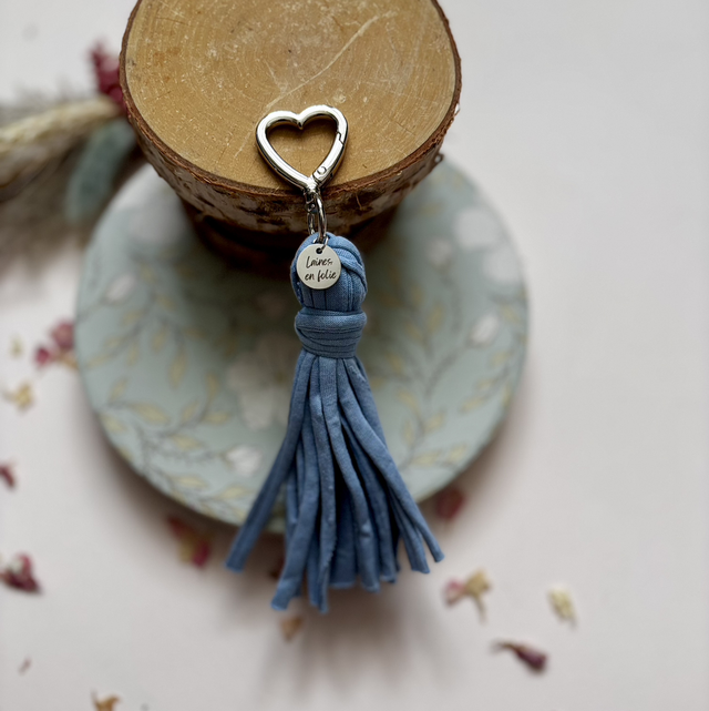 Porte-clés pompon bleu en coton recyclé