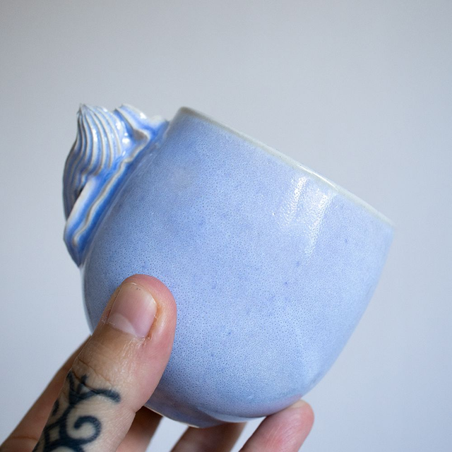 Tasse bleue, anse meringue