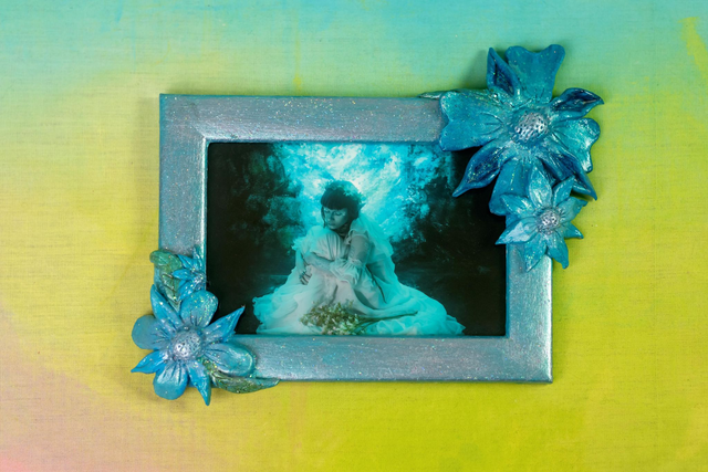 Tirage photo "blue fairy" dans un cadre sculpté à la main