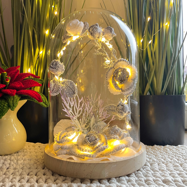 Szydełkowy stroik świąteczny w szklanej kuli - światełka LED 