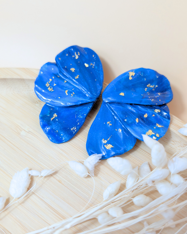 Heidi 3 pétales - Collection bleu - Boucles d’oreilles artisanales en pâte polymère et résine