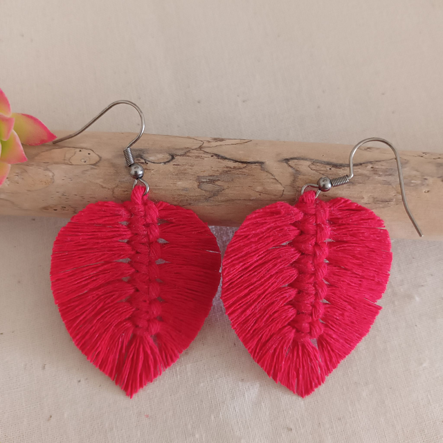 Boucle d'oreille feuille macramé dorée