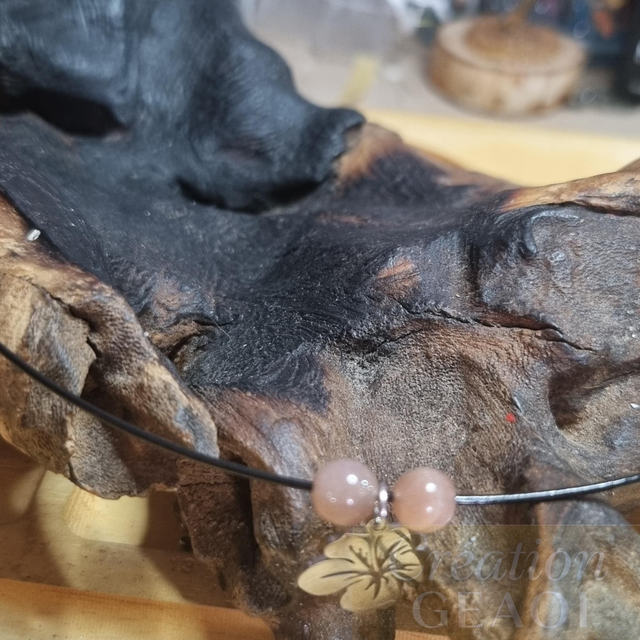 Collier hibiscus :pierre de soleil créer sur commande délai de 10 jours ouvrable