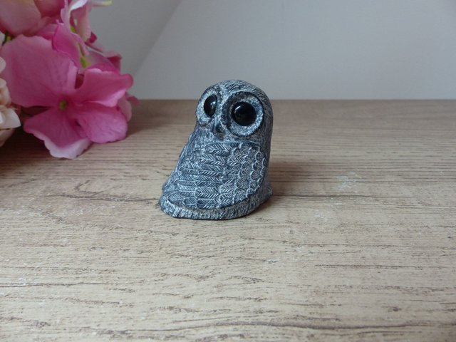 Sculpture vintage chouette en pierre de savon aux grands yeux noirs – Edmund Wolf Design fait main au Canada – Pour collection ou bureau