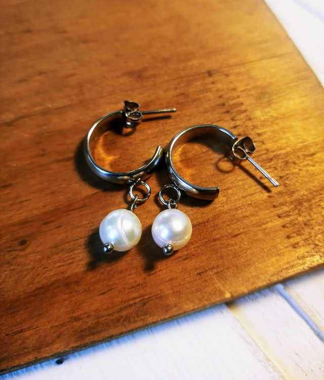 Edelstahlcreolen mit Süßwasserperle