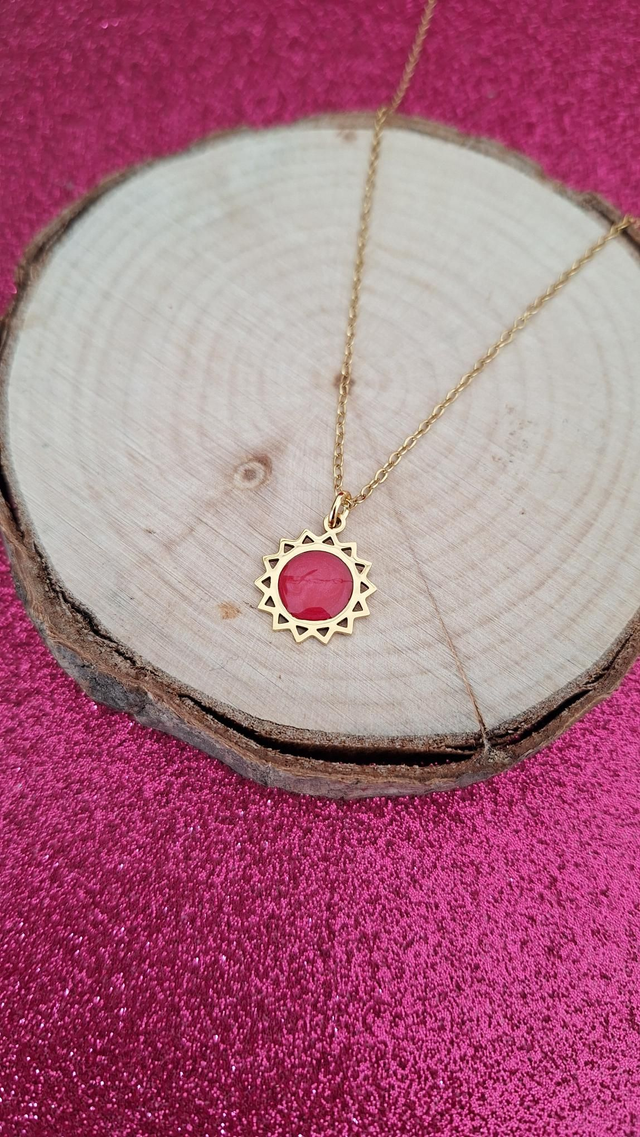Collier doré soleil rouge