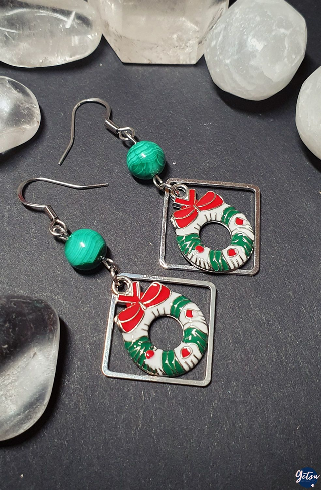 Boucles d&#039;oreilles couronne de Noël et malachite
