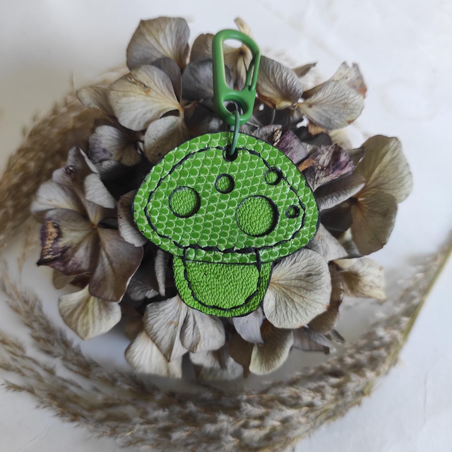 Porte clés champignon en cuir vert 