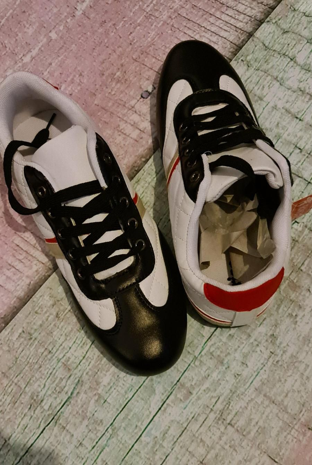Sportieve Heren Sneakers – Wit / Zwart / Rood met Gouden Details