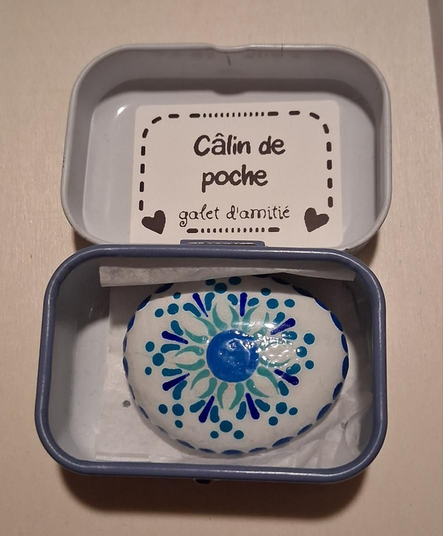 Petite boîte mandala avec galet gri-gri "Câlin de poche "