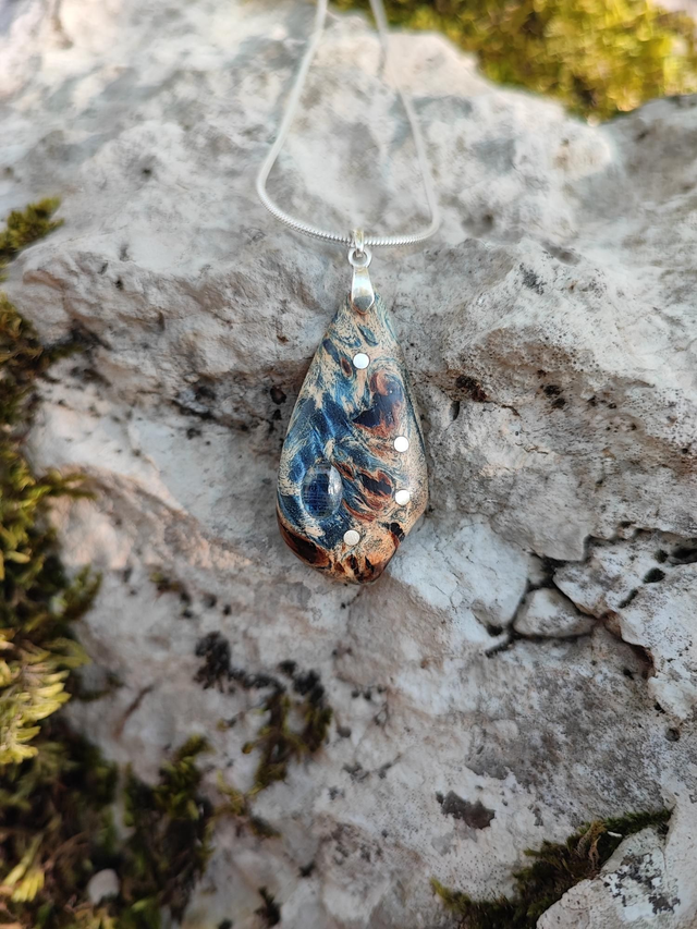 Pendentif en Bois de Loupe de Peuplier stabilisé bleu, Cyanite et Argent