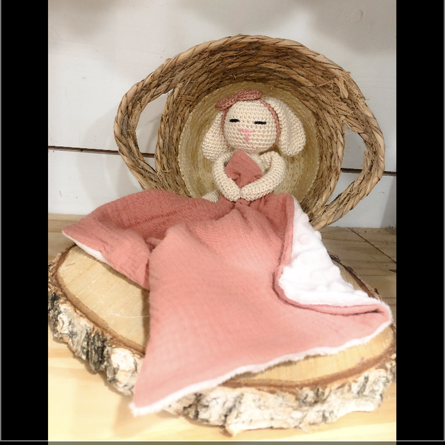 Doudou Lapine au crochet et son lange 
