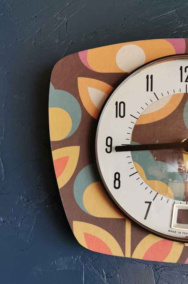 Horloge vintage pendule murale silencieuse trapèze "Fleurs graphique"