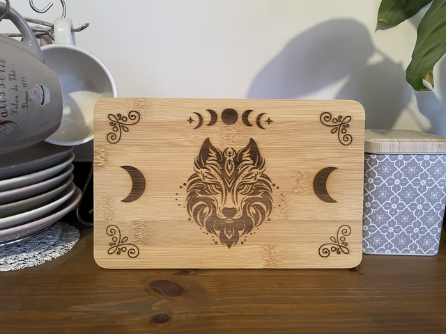 🌙Planche Petit Déjeuner en Bambou – Gravure Loup et phases de la Lune