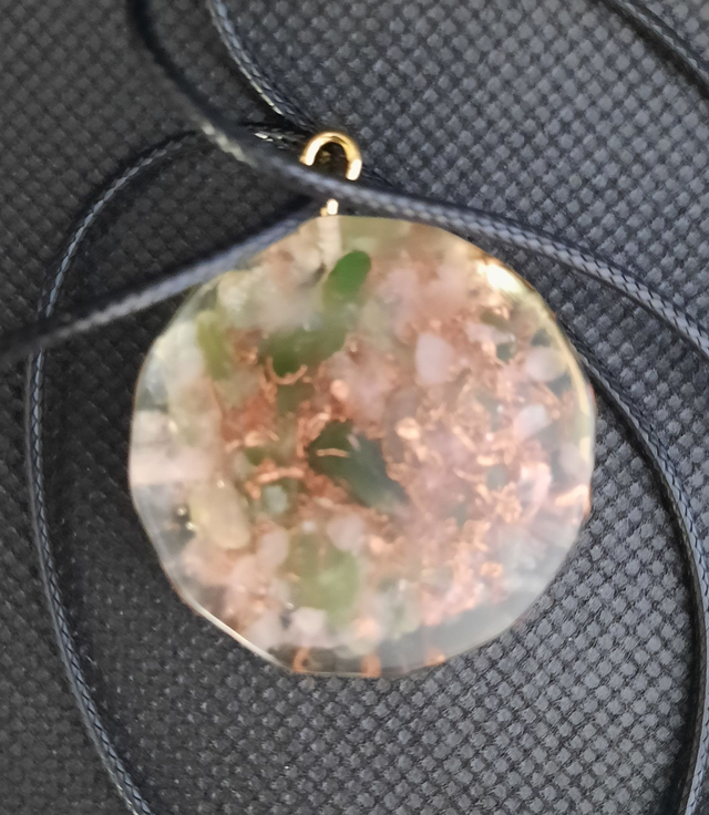 Pendentif Médaillon Orgonite Aventurine verte / Quartz rose