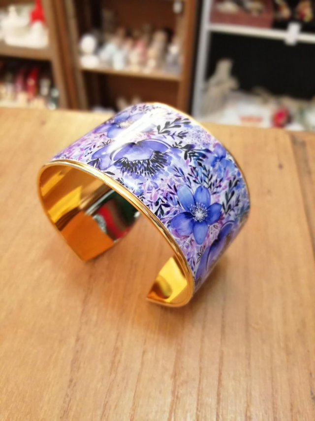 Manchette grande fleurs violettes