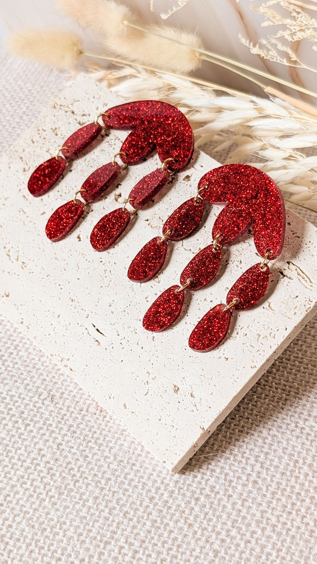 Boucles d&#039;oreilles rouges pailletées en plexi