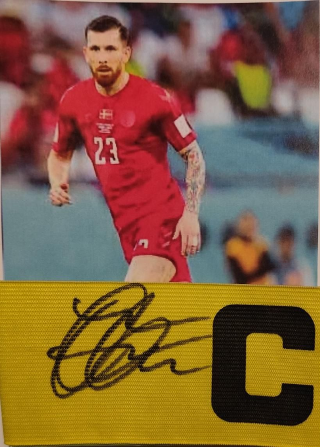 Gesigneerde aanvoerdersband van Højbjerg: