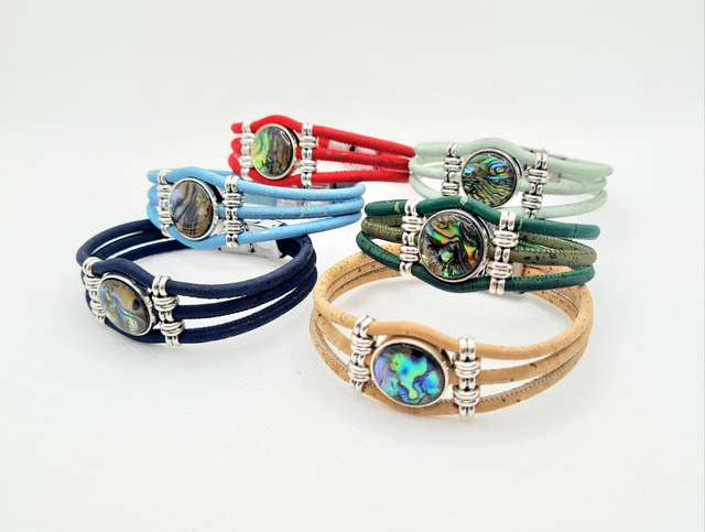 Bracelet "Luca" 3 rangs en liège fin + perle en nacre abalone (divers coloris à choix)