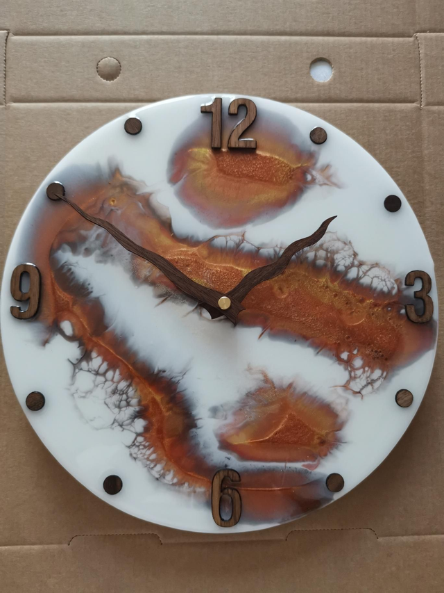 Brown/gold clock