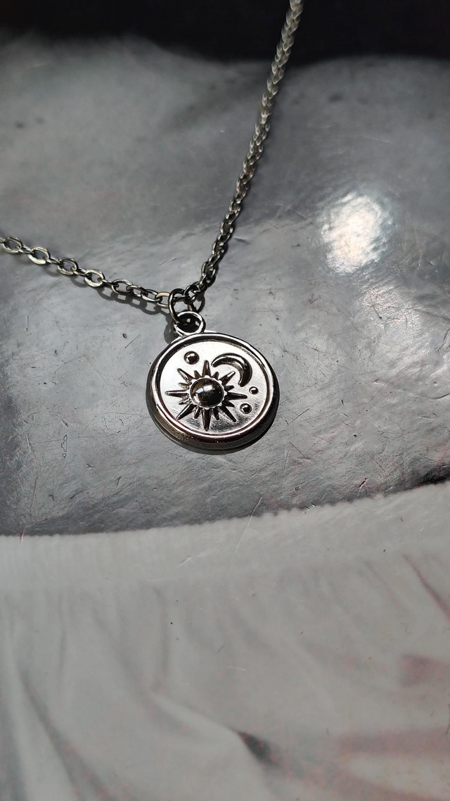 Collana con sole e mezzaluna 