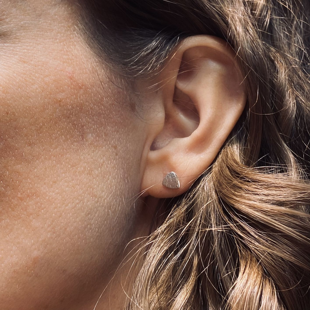 J845 ORECCHINI SERIE ARMOR PICCOLI MACULATI (6x6mm)