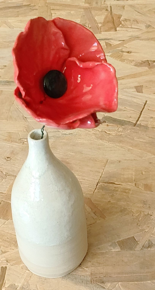 Soliflore bouteille en grès blanc avec (ou sans)fleur de coquelicot en céramique – pièce unique