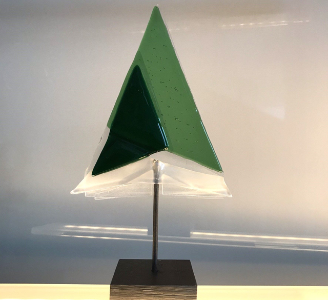 o8 Tannen aus Glas in grünen- und weißen- Farbtönen