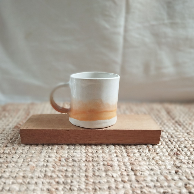 Mug, argile blanc, émail blanc et jaune