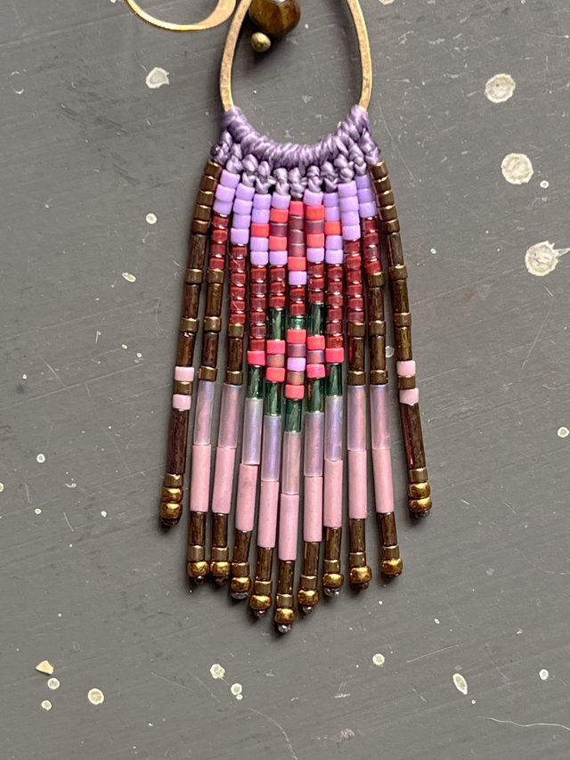 Grandes boucles d&#039;oreille à franges roses mauves et dorées 