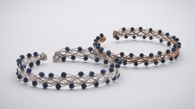 Bracelet tressé orné de lapis lazulis facettés