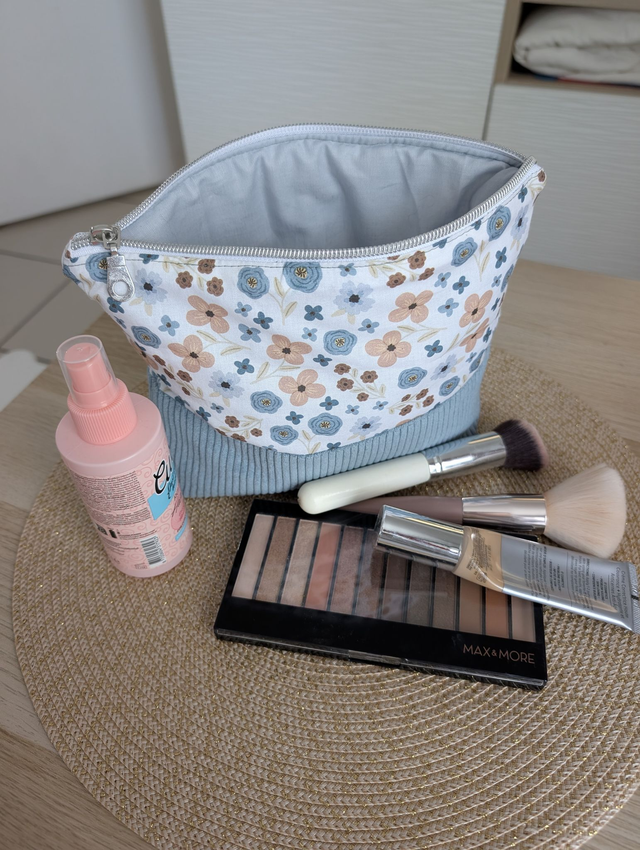 Trousse matelassée fleuri/ bleu clair