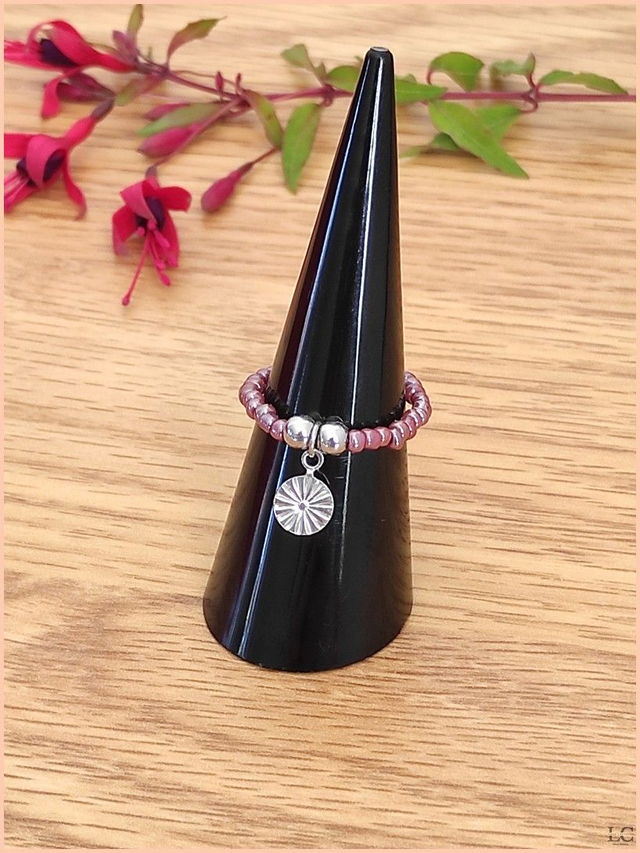 Bague élastique, perle de rocaille, avec breloque