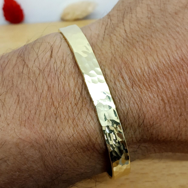 Bracelet en laiton martelé fin – bienfaisant et élégant