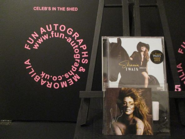 Shania Twain - 'Queen Of Me' Album + Authentic Autographed Album Art Card (5)