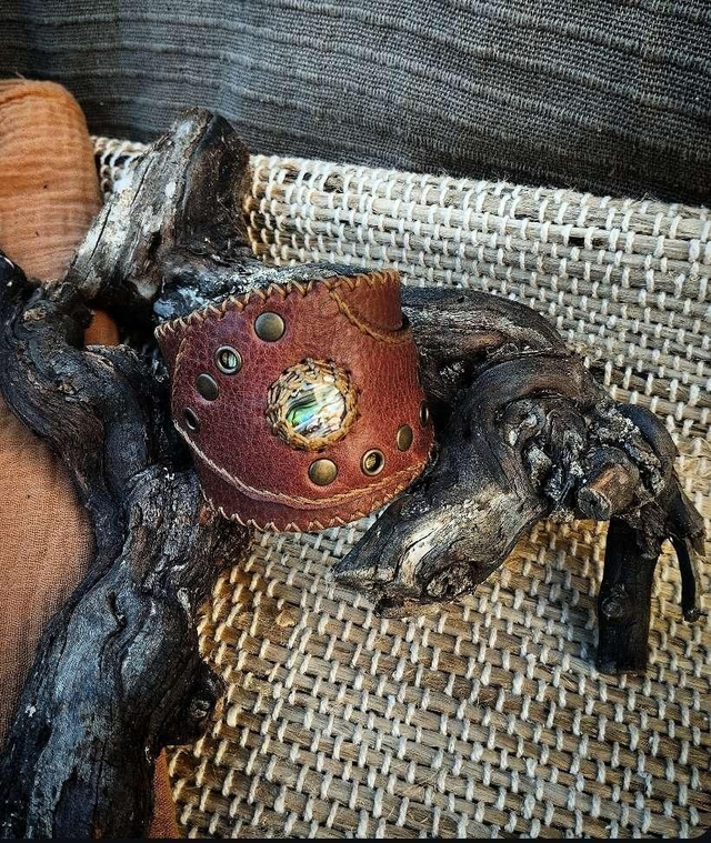 Bracelet large et sa belle pierre en nacre d&#039;ormeau