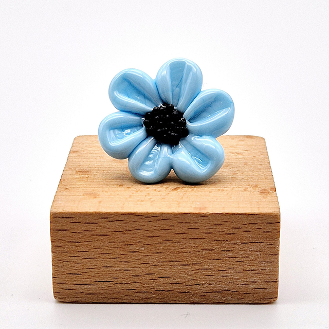 Pin's Marguerite bleue 1
