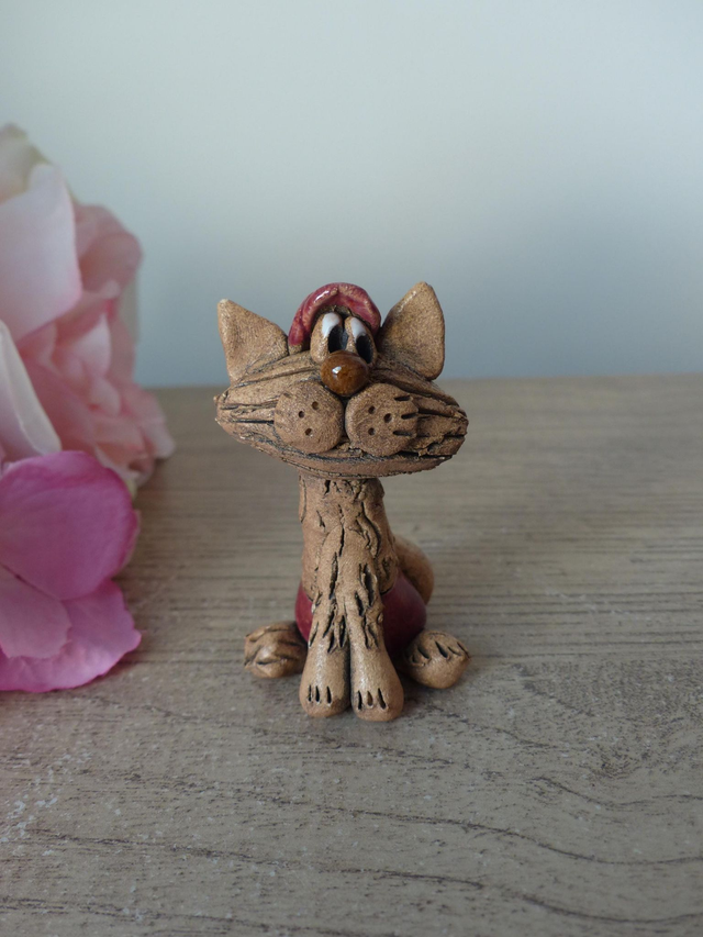 Vintage chat miniature art poterie, figurine chat amusant avec short et casquette rouges, chat vacancier touriste baigneur estivan voyageur