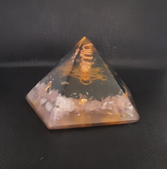 Pyramide Orgonite Pentagone Améthyste / Quartz rose / Tourmaline noire
