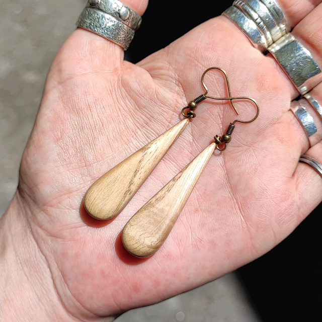 Boucles d'Oreilles en Bois de Chataignier et Laiton vieilli 