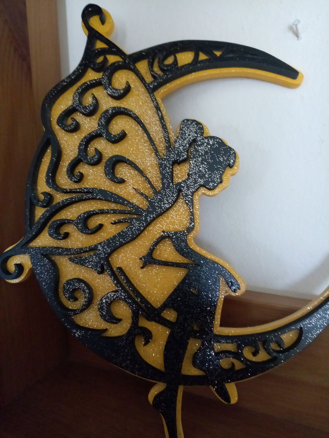 Fée chantournée sur la lune - 18x18 cms