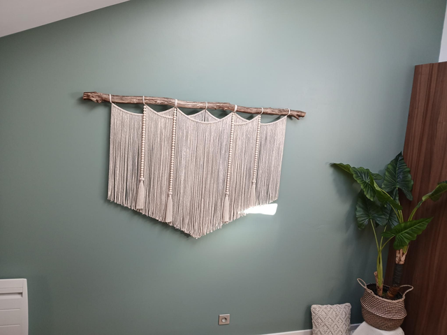 Suspension murale en macramé crème avec pompons et perles – Fait main, personnalisable