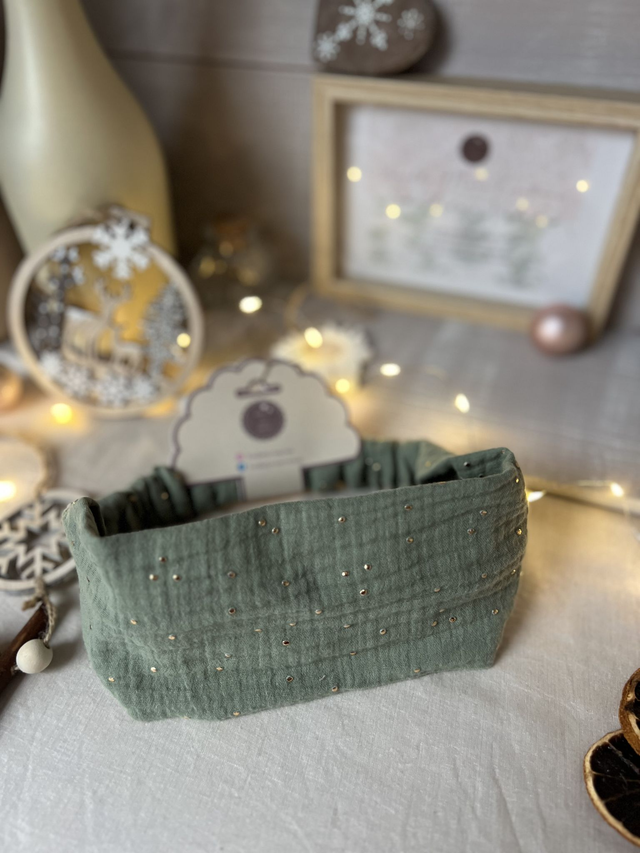 Bandeau simple et large en double gaze de coton kaki et plumetis dorés. 