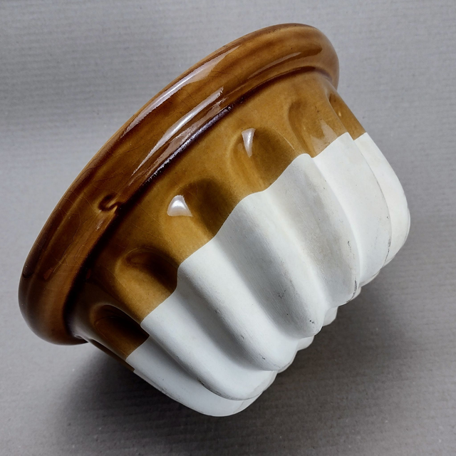 Made in France | Zware Ronde aardewerk Puddingvorm Tulband (diameter 24 | hoogte 11,5 cm) bruin glazuur en geruwd creme aardewerk | Vintage