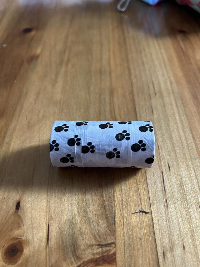 Rouleau de 20 sachets (motif pattes de chien noires)