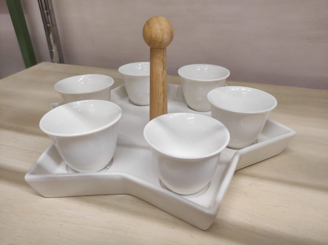 Vassoio in porcellana con tazzine