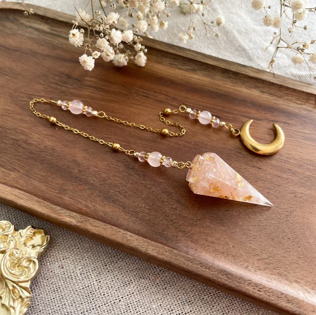 Pendule divinatoire en quartz rose, modèle lune
