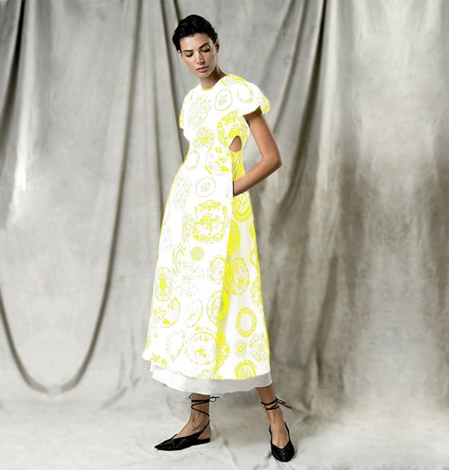 Abito con oblò laterali stampa piatti gialla